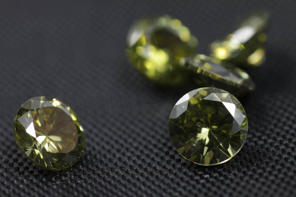 Detailní záběr krásné vícebarevné křišťálové zirkoniové diamanty korálky pro šperky  - Fotografie, Obrázek