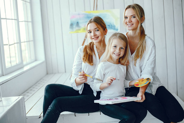 Beautiful mom and daughter are drawing - Foto, imagen