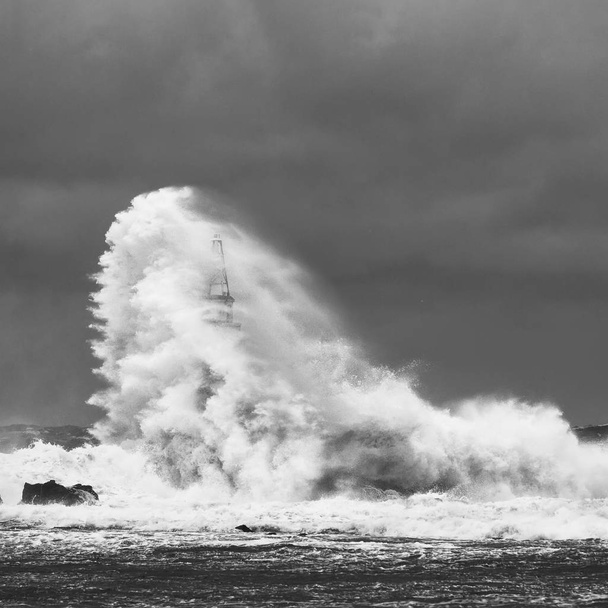 Tempestade dramática sobre o velho farol na baía de Achtopol, Mar Negro, Bulgária
 - Foto, Imagem