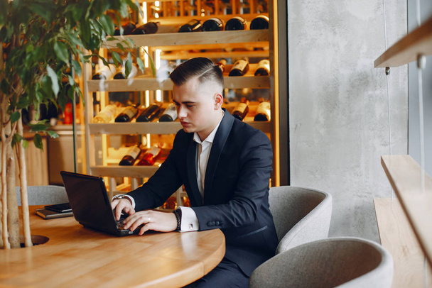Stylish businessman working in a cafe - Foto, afbeelding