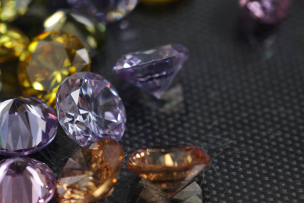 Nahaufnahme von schönen mehrfarbigen Kristall-Zirkonia-Diamanten Perlen für Schmuck  - Foto, Bild