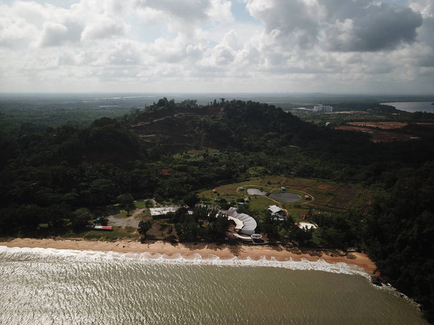 Santubong, Sarawak / Malajsie - 1. února 2020: Scénický Santubong Village, pláže a pobřežní pohled na oblast Santubong, Sarawak stát Borneo; s mocným Mount Santubong jako pozadí - Fotografie, Obrázek