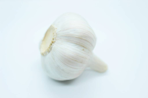 Garlic head located on a white background - Fotoğraf, Görsel