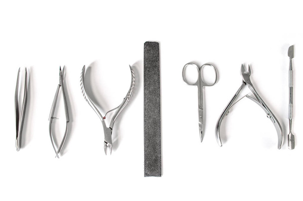 Un conjunto de herramientas cosméticas para la manicura y la pedicura de primer plano.NEF
 - Foto, Imagen