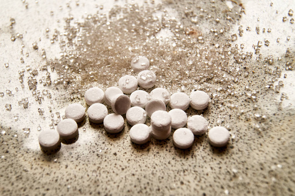 zoetstof tabletten liggend op een lichte achtergrond - Foto, afbeelding