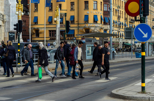 22 april 2018, Stockholm, Zweden. Passagiers op een van de straten in Stockholm. - Foto, afbeelding