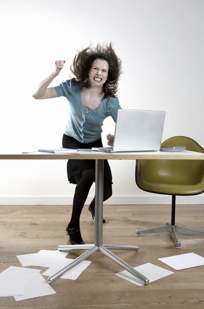 Furious woman hitting desk - Фото, изображение