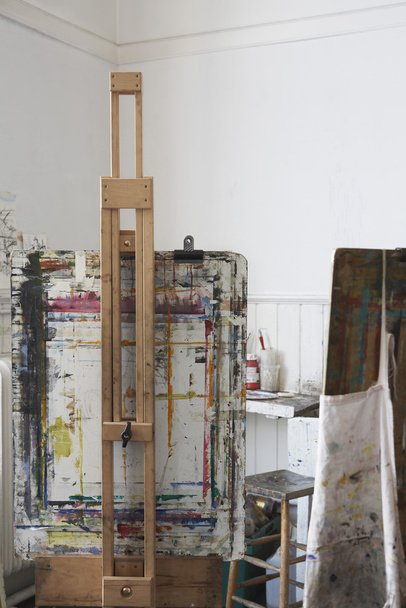Easel and canvas in studio - Fotoğraf, Görsel