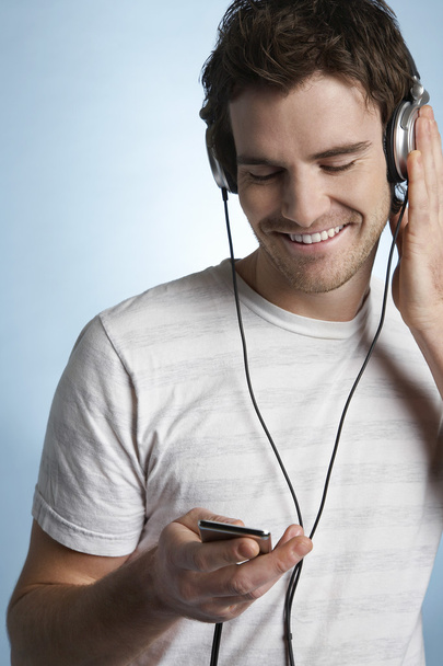Man listening to music - Фото, зображення