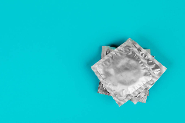 Kondom na modrém pozadí. Koncept bezpečného sexu. - Fotografie, Obrázek