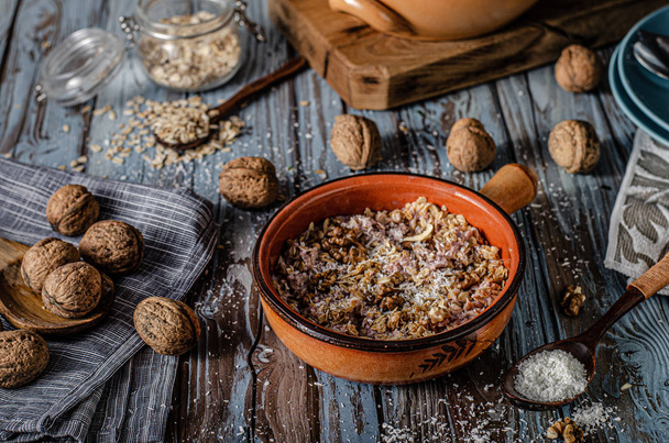 Granola cuit aux noix et noix de coco
 - Photo, image