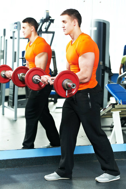 bodybuilder man training biceps spier oefeningen - Foto, afbeelding