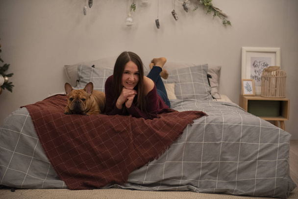 Frau und Hund im Bett - Foto, Bild