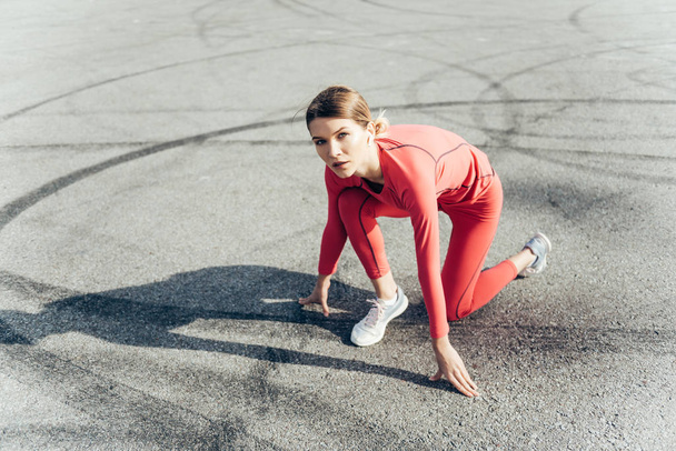Fit female athlete ready to run. Sport, workout, healthy lifestyle concept. - Valokuva, kuva