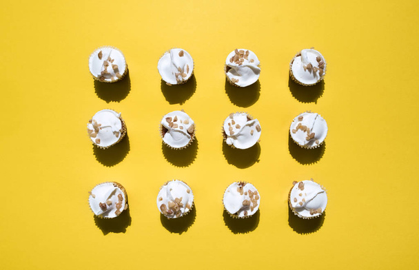 cupcakes on yellow background shot directly above - Foto, immagini