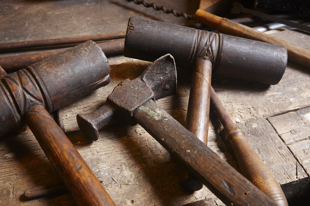 starožitné nástroje. kladiva s kousky dřeva. - Fotografie, Obrázek