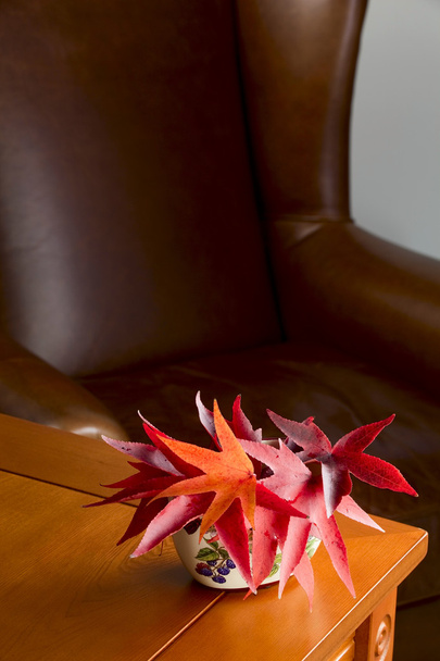 Vaso in ceramica con foglie autunnali
 - Foto, immagini