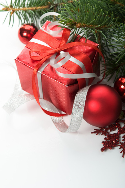 Regalo de Navidad y decoraciones en el blanco
 - Foto, imagen