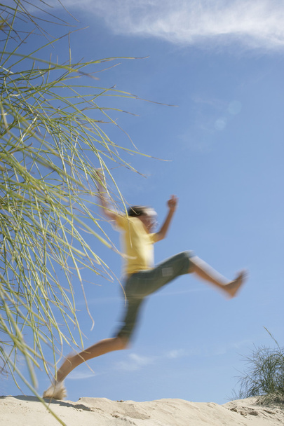 Garçon sauter sur le sable
 - Photo, image
