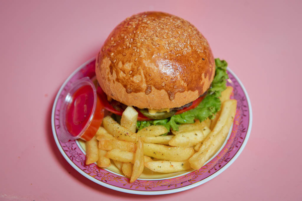Красиво оформленный банкетный стол с различными бутербродами гамбургеров на тарелке на корпоративный день рождения. Мини или Малый Бургер Канапе в роскошном ресторане на бранч
 . - Фото, изображение