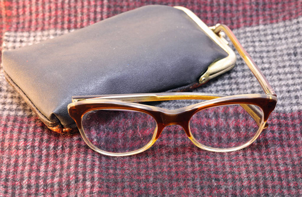 óculos vintage com caixa de couro velho
 - Foto, Imagem
