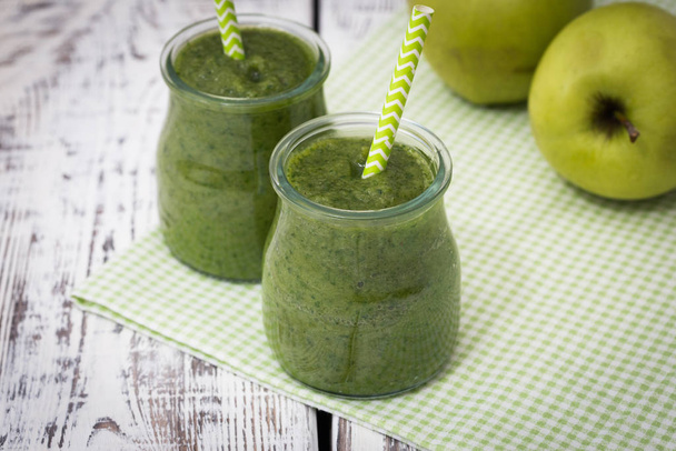 Green smoothie with apple,banana and spinach on a light background - Foto, Imagem
