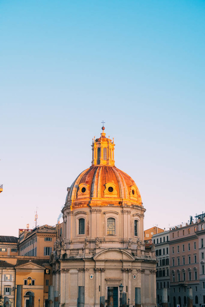 Rome, Italië - 2 januari 2020: Santa Maria di Loreto kerk  - Foto, afbeelding