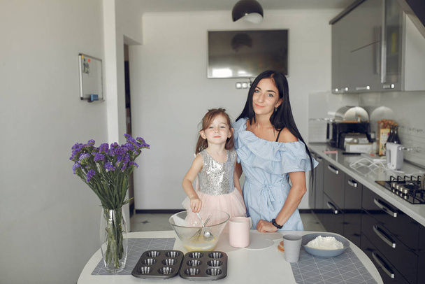 キッチンに座ってクッキーの生地を調理する家族 - 写真・画像