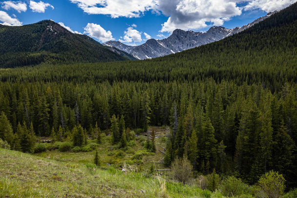 El paisaje de las montañas rocosas en Canadá
 - Foto, Imagen