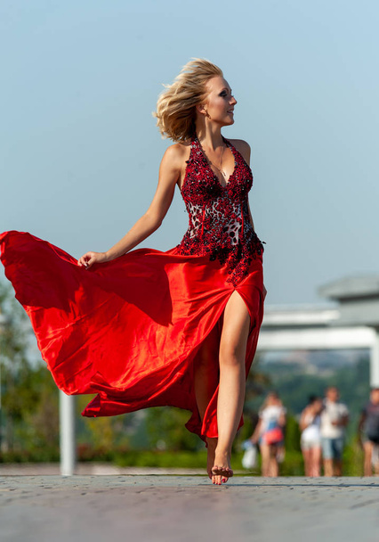 The girl in the dress runs on the street - Fotoğraf, Görsel