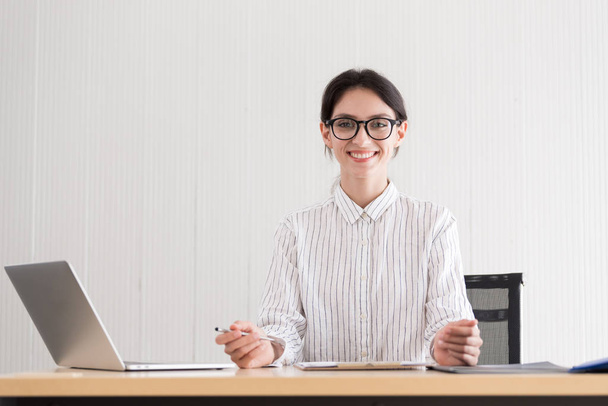 Предпринимательница в очках, улыбающаяся и счастливая - Фото, изображение