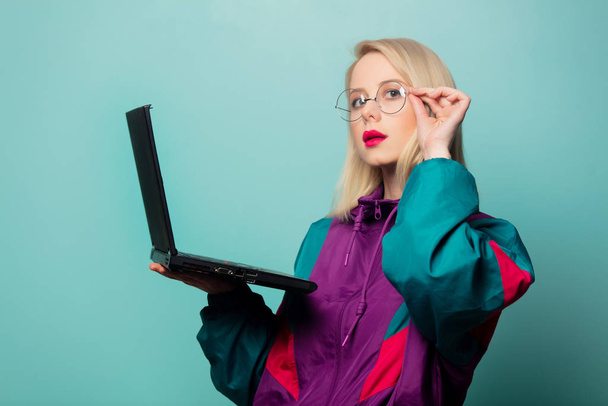 Dizüstü bilgisayarlı gözlüklü sarışın kadın.  - Fotoğraf, Görsel