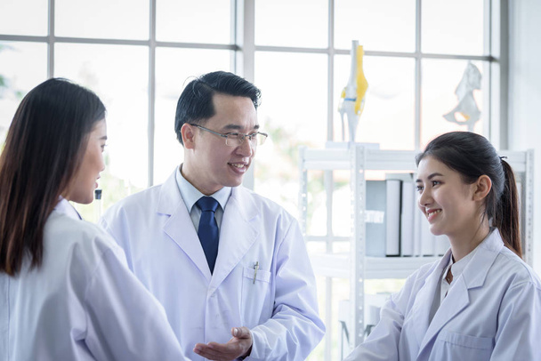 Asian scientist team have meeting in laboratory. - Foto, Imagen