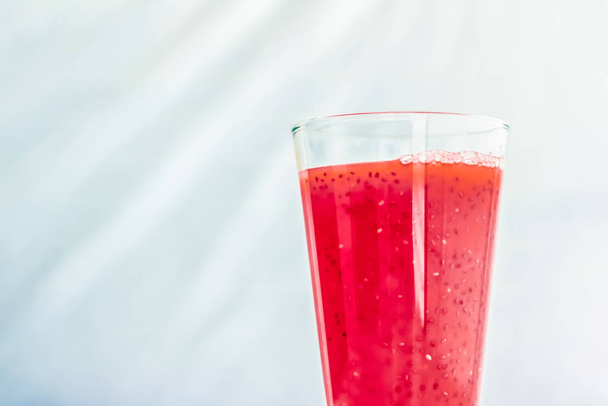 Ягодный фруктовый сок в стакане, веганский смузи с чиа для диеты де
 - Фото, изображение