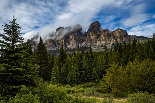 Το βουνό Κάστα στα Βραχώδη Όρη του Καναδά - Φωτογραφία, εικόνα