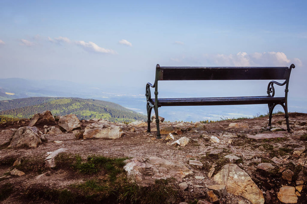 Lavička na vrcholu hory s nádherným výhledem na backgr - Fotografie, Obrázek