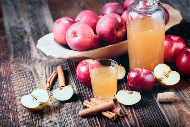 fresh organic apple juice - Foto, afbeelding