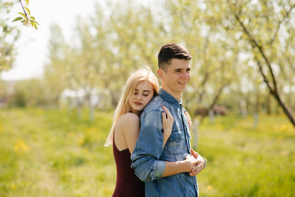 Beautiful couple spend time in a summer park - Фото, зображення