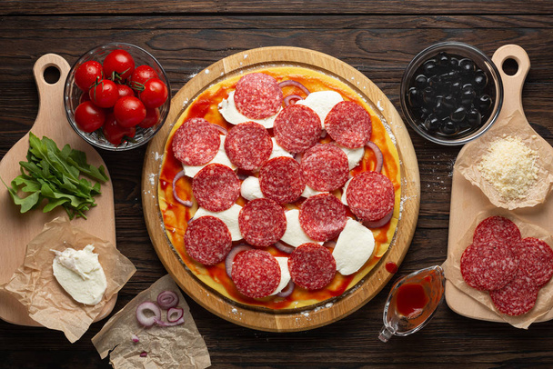 Пепероні, тости, тісто, скоринка, тости для піци Пепероні, італійська піца для ковбас, кето дієта
 - Фото, зображення