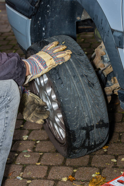 handles when changing tires - Foto, imagen