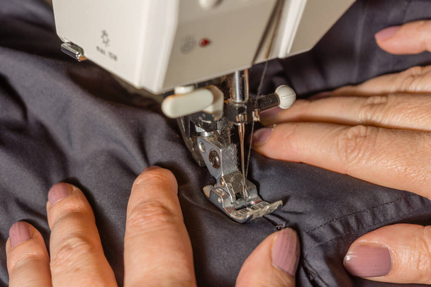 hands sewing a thick cloth - Zdjęcie, obraz