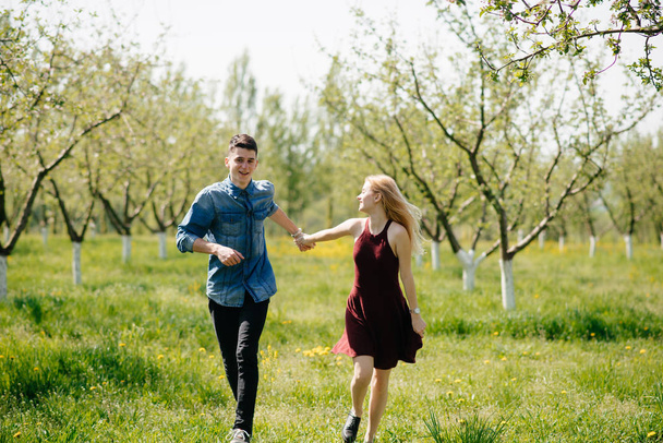 Beautiful couple spend time in a summer park - Foto, imagen