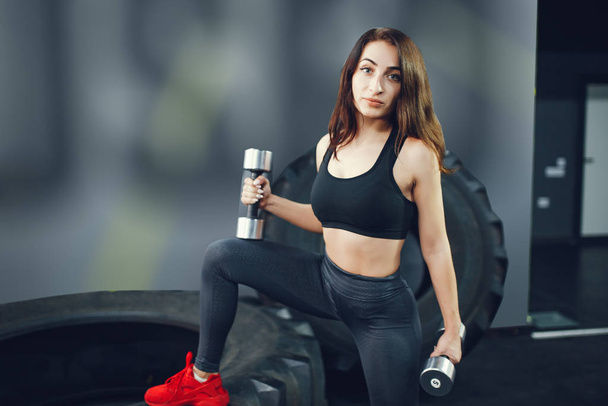 Beautiful tense girl doing in the gym - Foto, afbeelding