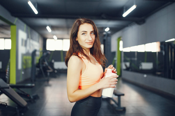 Beautiful tense girl doing in the gym - Foto, Bild