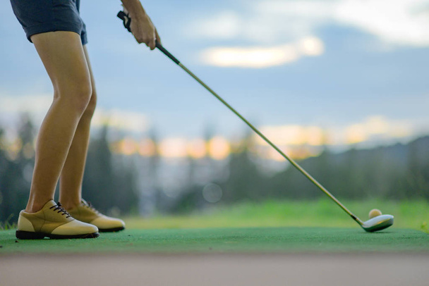 mujer práctica de conducción entrenamiento de golf para un mejor golpe en curso, práctica para ganar competitivo
 - Foto, Imagen