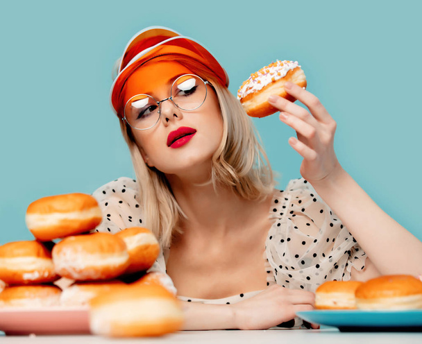 Beautiful woman in 90s clothes with donuts  - Foto, Bild