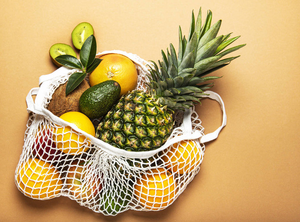 Netzeinkaufstasche mit Früchten - Foto, Bild