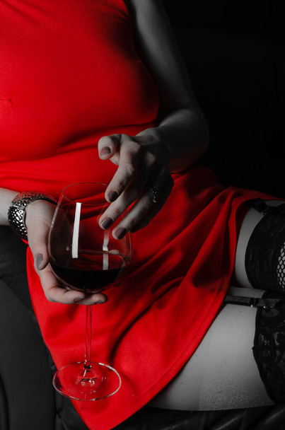 model in red dress and wine glass - Foto, Bild
