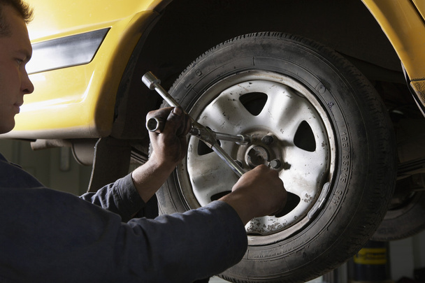 Mechanic Working on Tire - Foto, Bild
