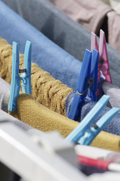 Vêtements lavés sur un séchoir - Photo, image
